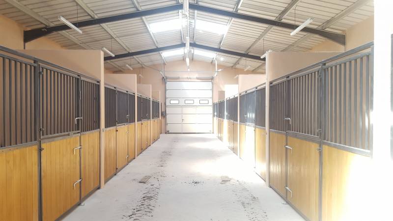 Nouveaux boxes pour chevaux avec centrale photovoltaïque Salon de Provence