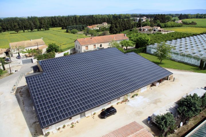 Hangar toiture panneaux solaires Bouches du Rhône ©Provence Eco Energie