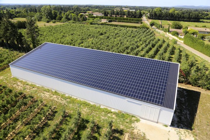 Hangar agricole toiture panneaux photovoltaïques ©Provence Eco Energie