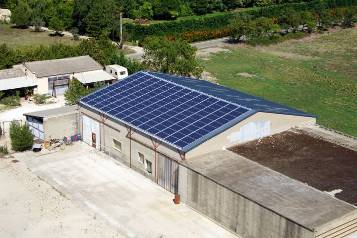 Hangar panneaux solaires en autoconsommation ©Provence Eco Energie