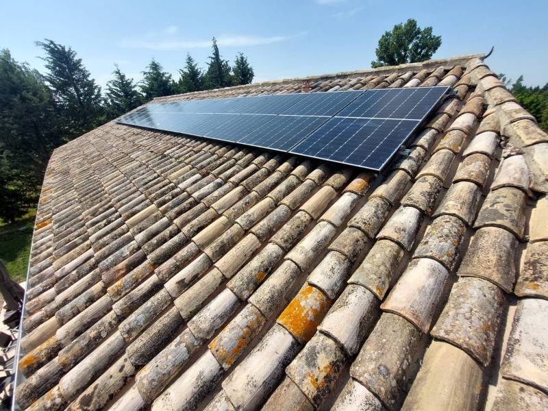 Installation panneaux photovoltaïques sur maison ©Provence Eco Energie