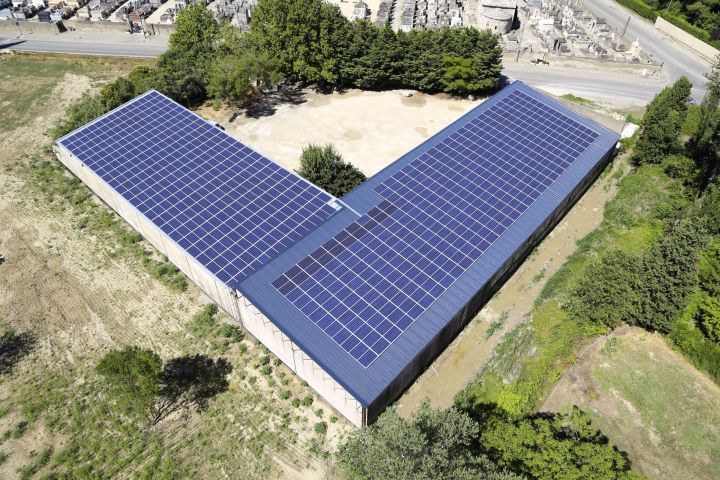 Hangar panneaux solaires autoconsommation ©Provence Eco Energie