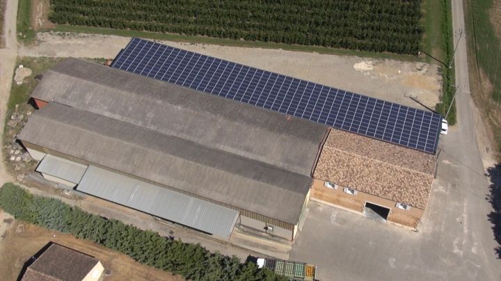 Hangar solaire dans les Bouches du Rhône ©Provence Eco Energie