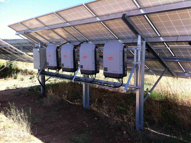 Local et panneaux solaire dans les Alpes de Hautes Provence ©Provence Eco Energie