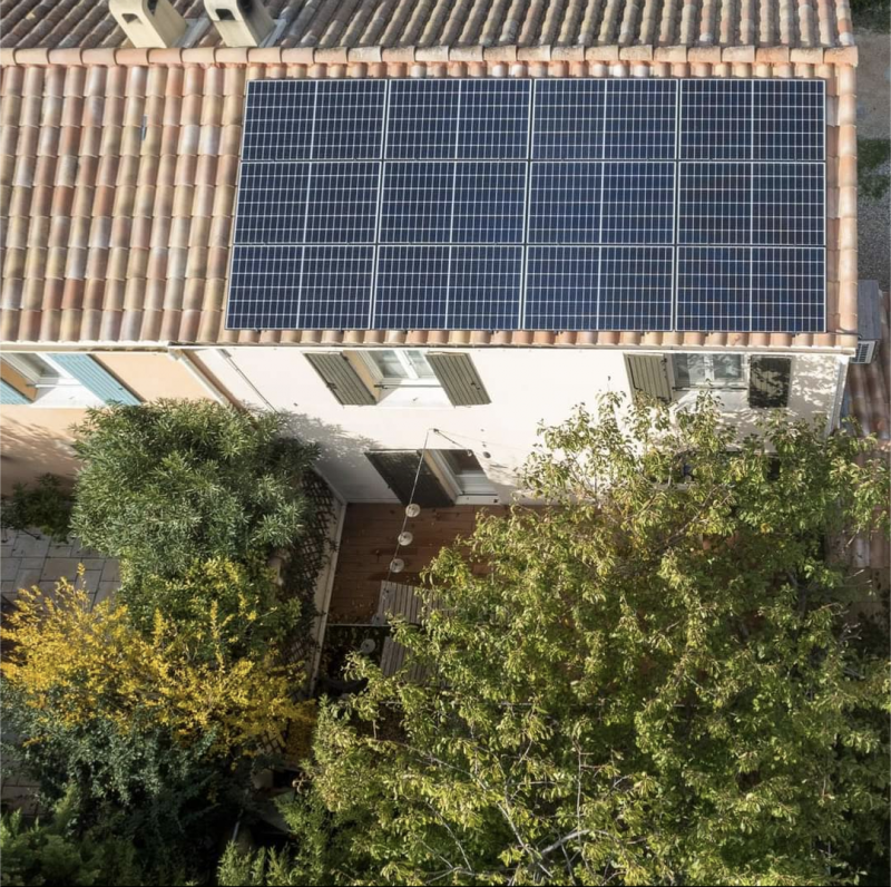 Maison avec panneaux solaires dans le Vaucluse ©Provence Eco Energie ©Agencelabellevie