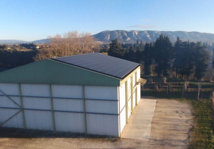 Toiture agricole avec panneaux solaires ©Provence Eco Energie