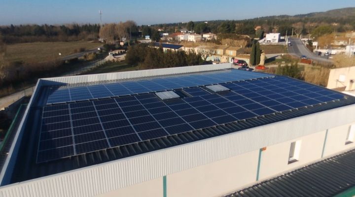 Toiture photovoltaïque sur bâtiment industriel Aix en Provence ©Provence Eco Energie