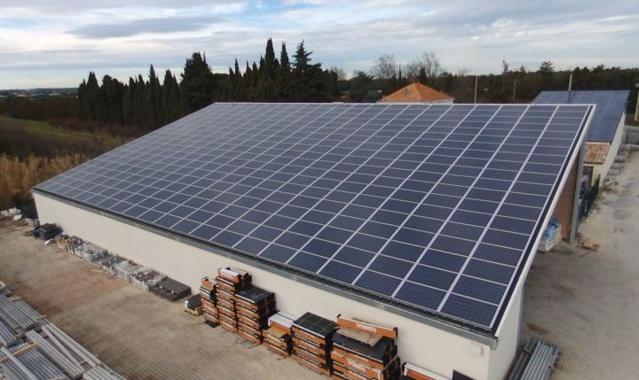 Toiture solaire sur bâtiment industriel ©Provence Eco Energie