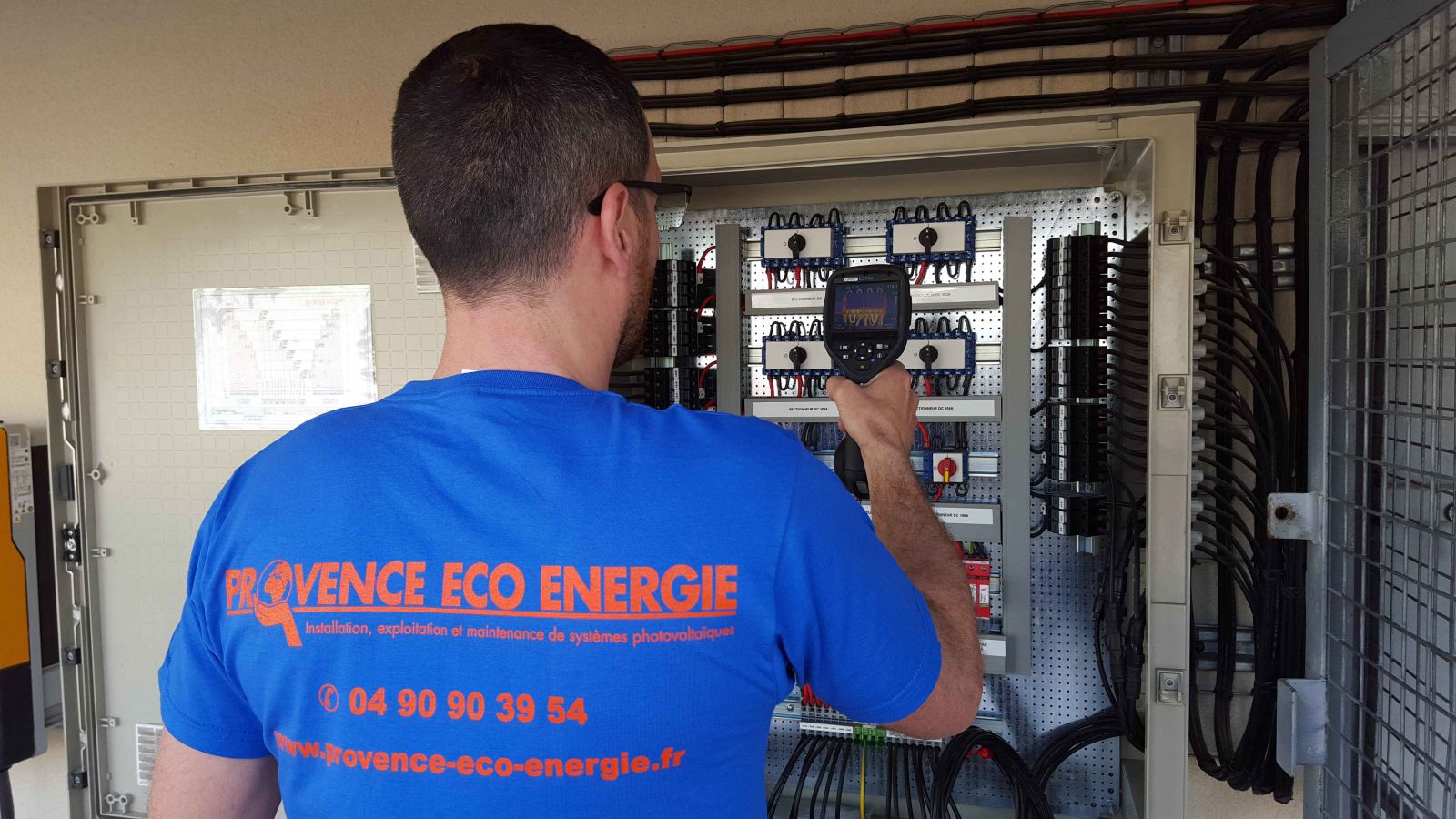 Maintenance et mise en service installations solaires ©Provence Eco Energie